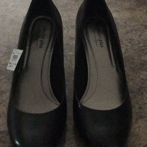 Black pumps (NEVER WORN)
